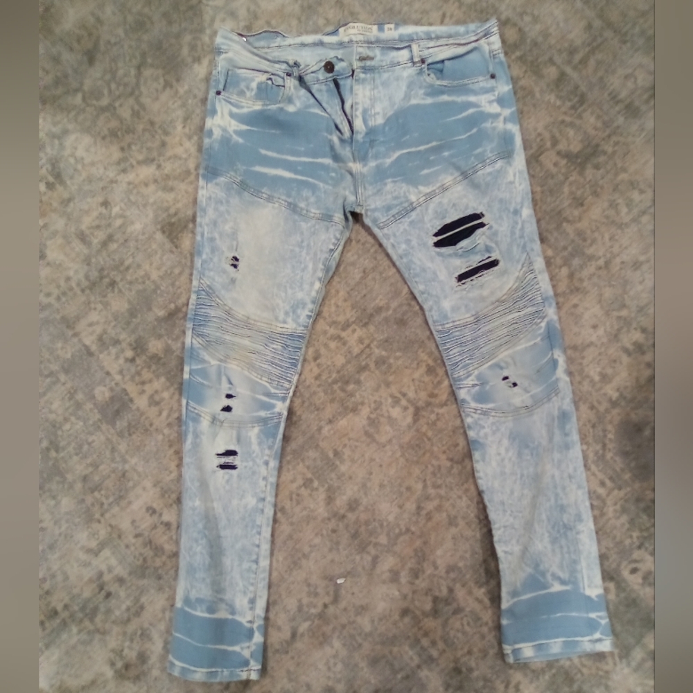 Distressed skinny jeans